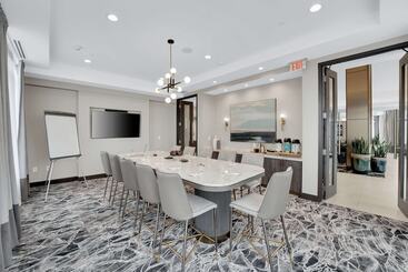 هتل Hilton Garden Inn Toronto/brampton