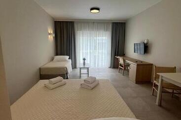 هتل Mediterranean Sea Top Floor