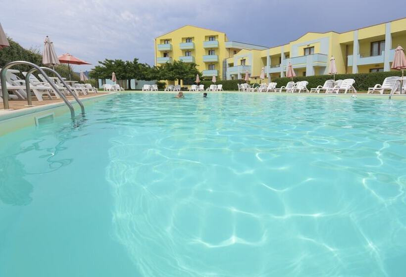 هتل Resort Isola Rossa