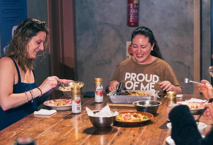 هاستل Graffi Beach House