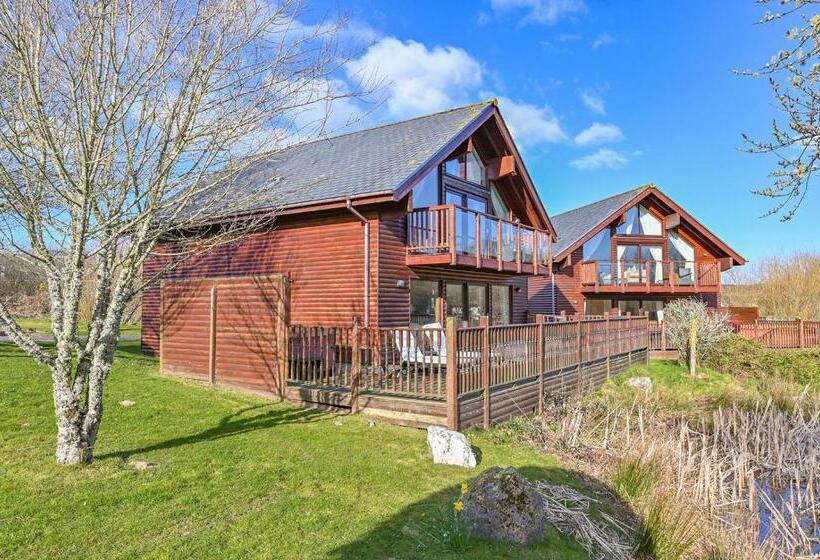 Swallow Lodge With Hot Tub, Dogs Welcome Sleeps 8, Great Resort Facilities