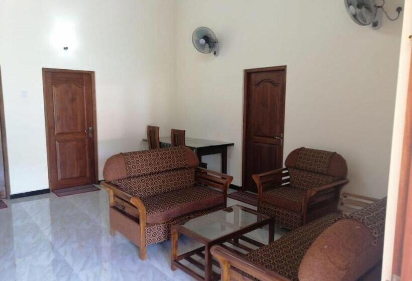 تختخواب و صبحانه Lahiru Airport Villa