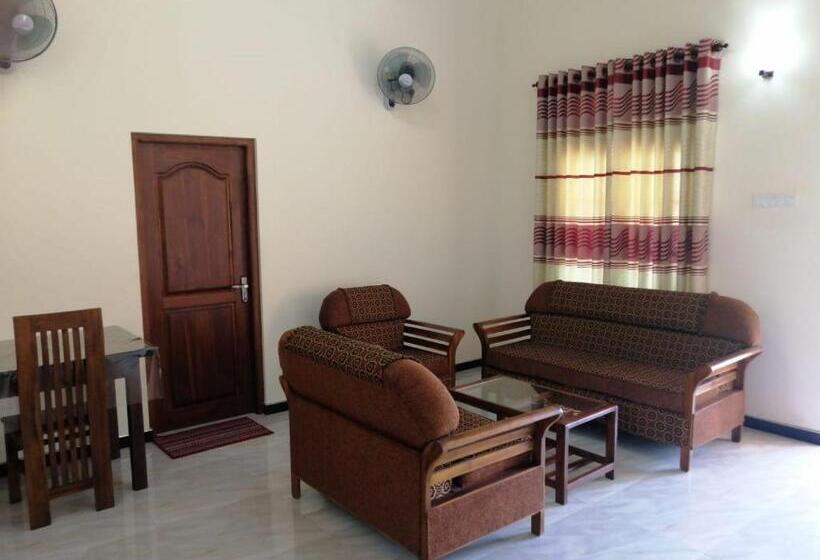 تختخواب و صبحانه Lahiru Airport Villa