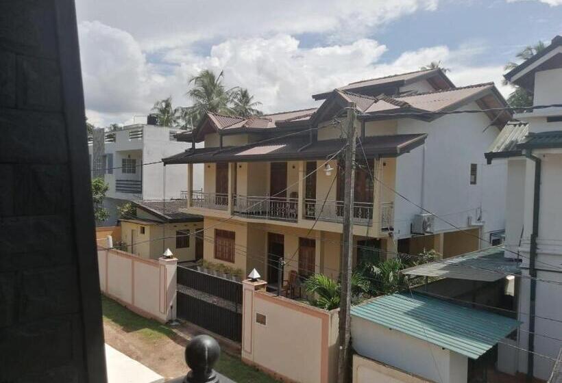 تختخواب و صبحانه Lahiru Airport Villa