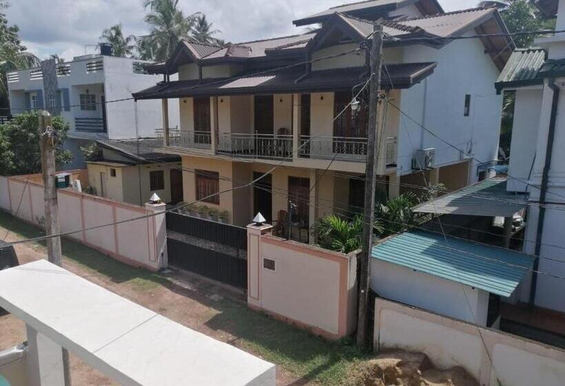 تختخواب و صبحانه Lahiru Airport Villa