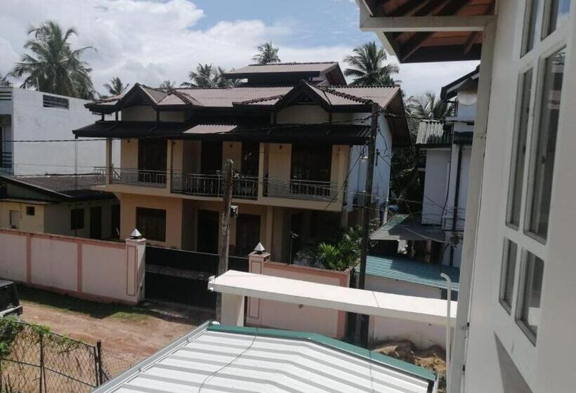 تختخواب و صبحانه Lahiru Airport Villa
