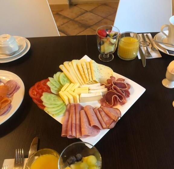 تختخواب و صبحانه Pension Seegarten