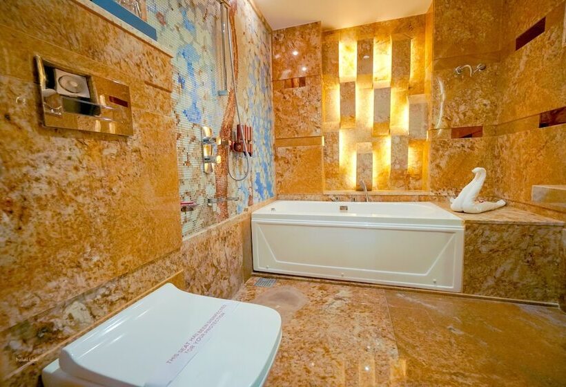 Rg Exclusive Hotel Akola