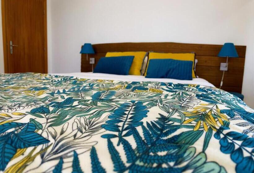 پانسیون Chalé D Angra Guest House
