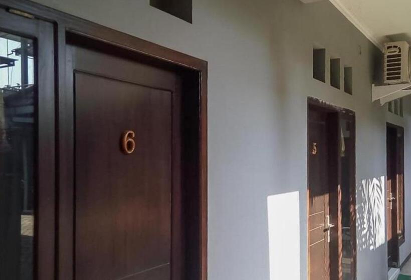 ホテル Kartini Guest House Near Alun Alun Probolinggo