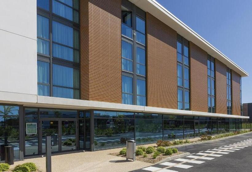 Отель Hôtel Roi Soleil Prestige Plaisir St Quentin