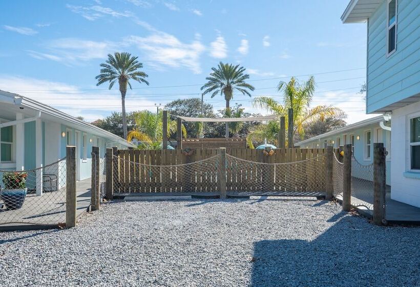 בית מלון כפרי Salt Air Inn & Suites