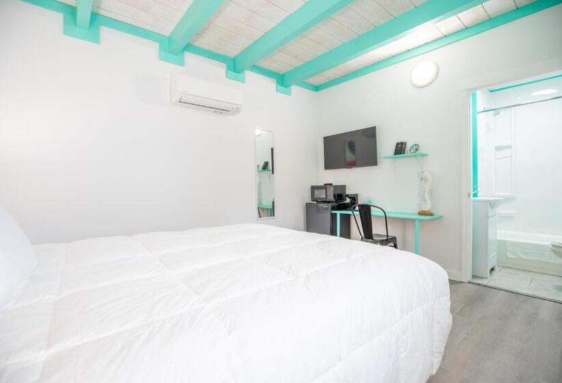 בית מלון כפרי Salt Air Inn & Suites