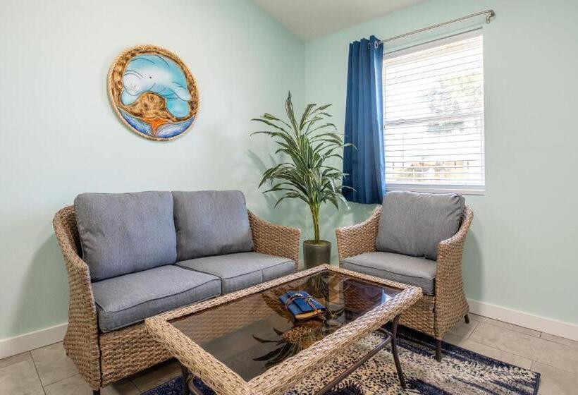 בית מלון כפרי Salt Air Inn & Suites