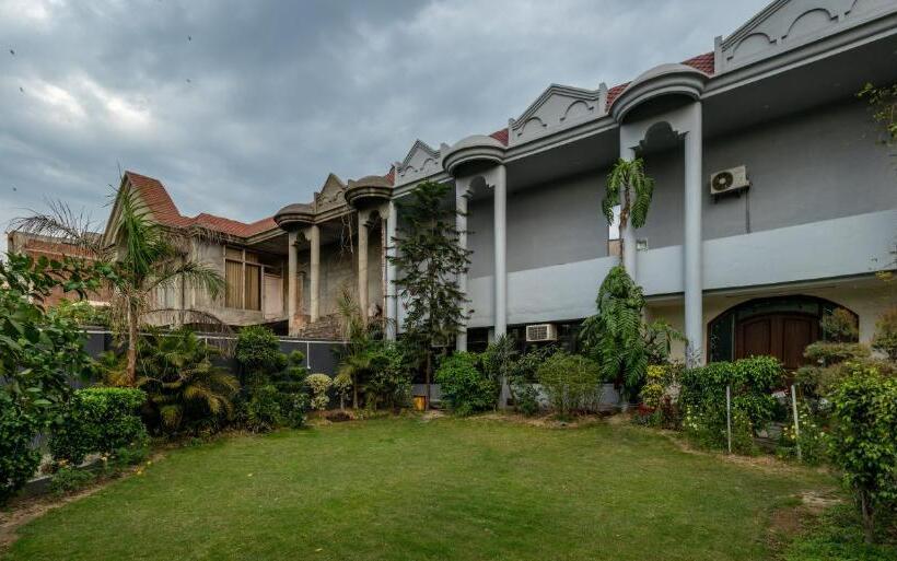 De Manora Homes   Unpretentious Hotel With A Garden , Posh Area Ranjit Avenue