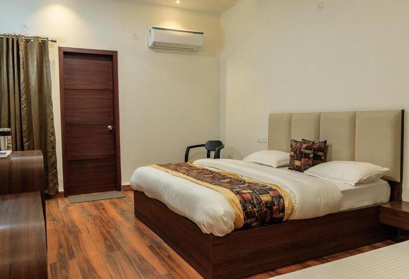 De Manora Homes   Unpretentious Hotel With A Garden , Posh Area Ranjit Avenue