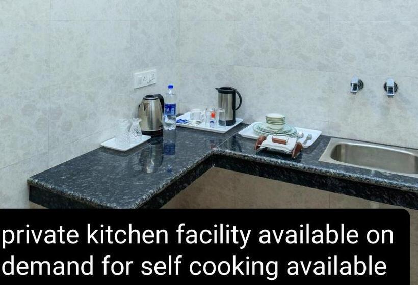 De Manora Homes   Unpretentious Hotel With A Garden , Posh Area Ranjit Avenue