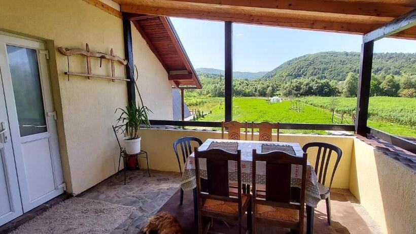 بنسيون La Ionicã Rozavlea Mm