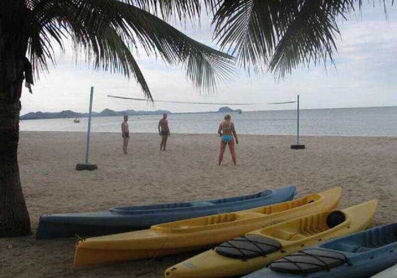 هتل Dolphin Bay Beach Resort