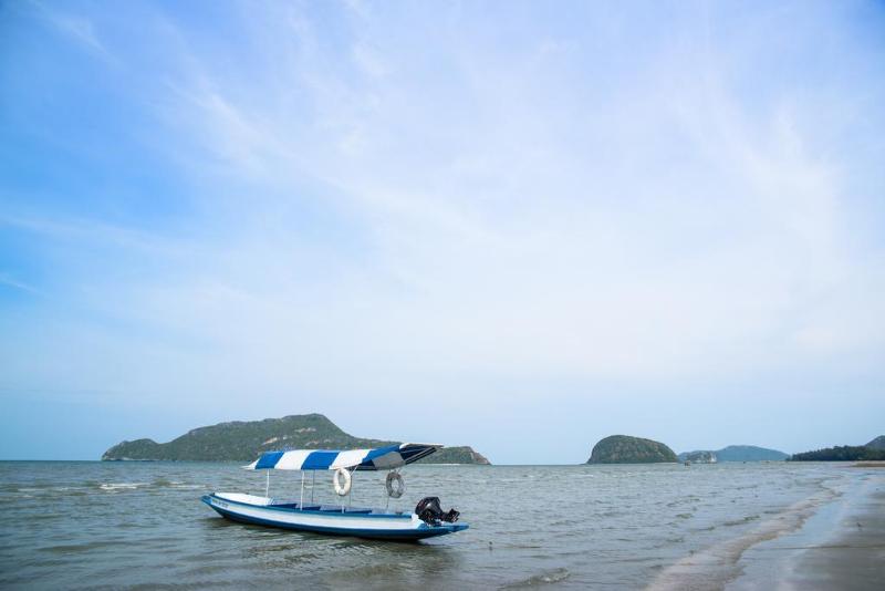 هتل Dolphin Bay Beach Resort