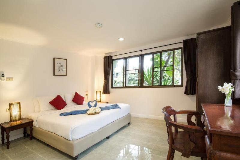 هتل Dolphin Bay Beach Resort