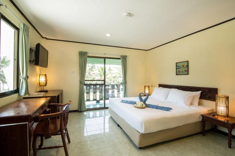 هتل Dolphin Bay Beach Resort