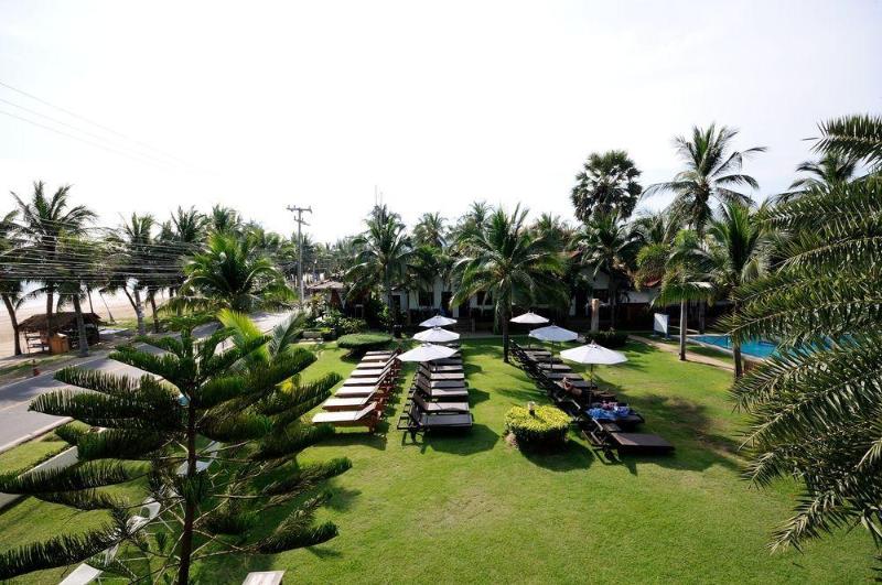 هتل Dolphin Bay Beach Resort