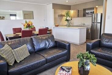 هتل Quest On Johnston Serviced Apartments