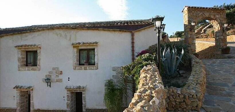 مسافرخانه Casale Del Golfo