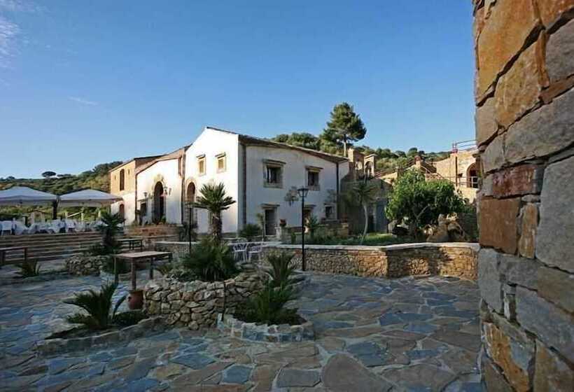 مسافرخانه Casale Del Golfo