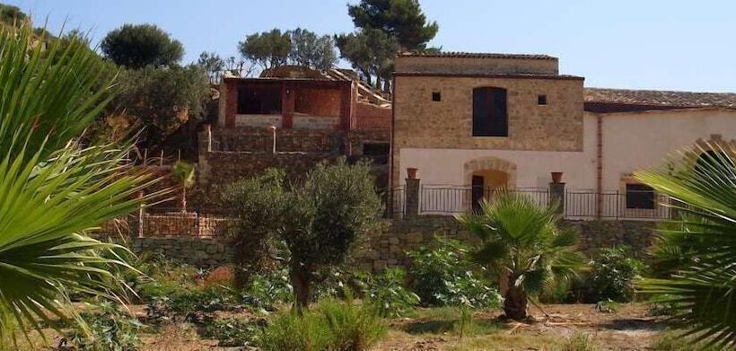 مسافرخانه Casale Del Golfo
