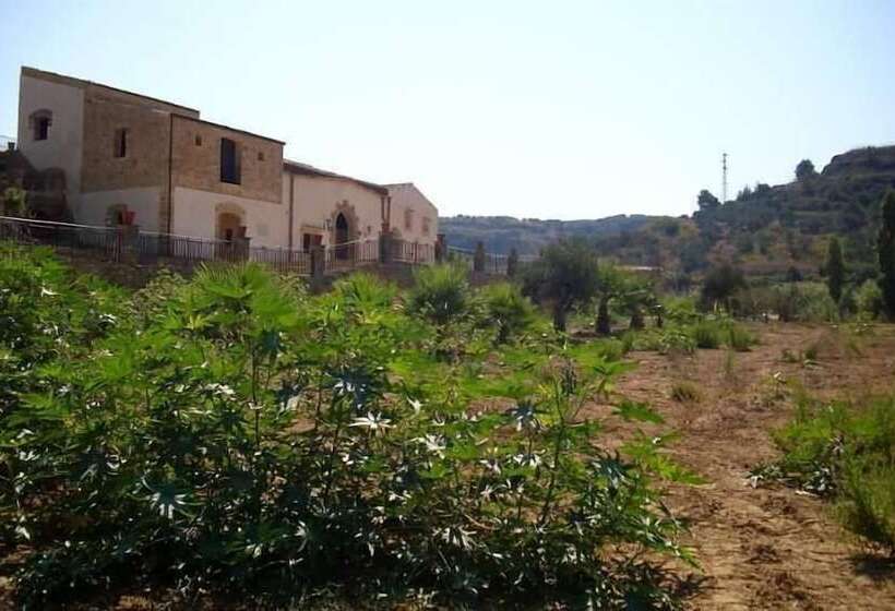 مسافرخانه Casale Del Golfo