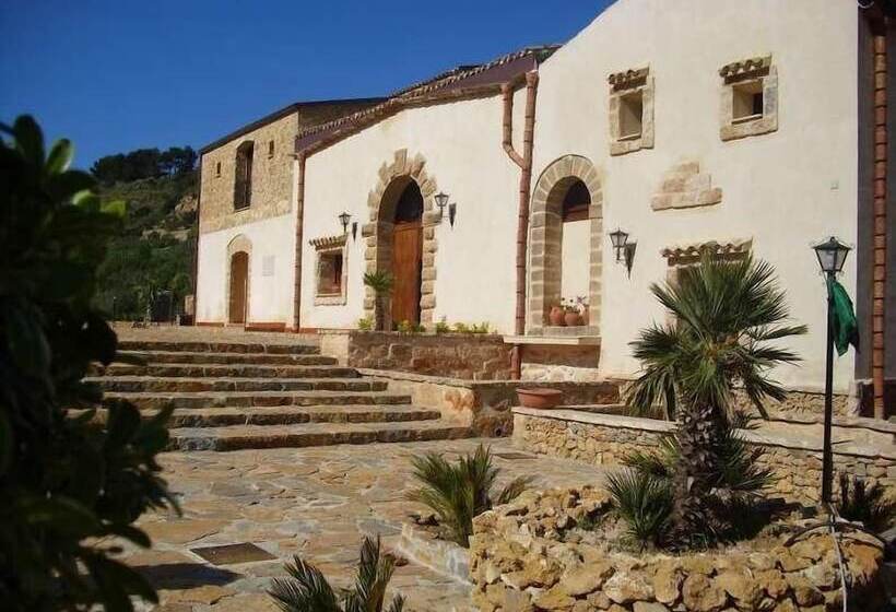 مسافرخانه Casale Del Golfo