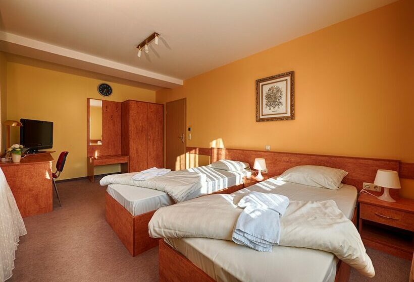 Отель Airport Global Hostel