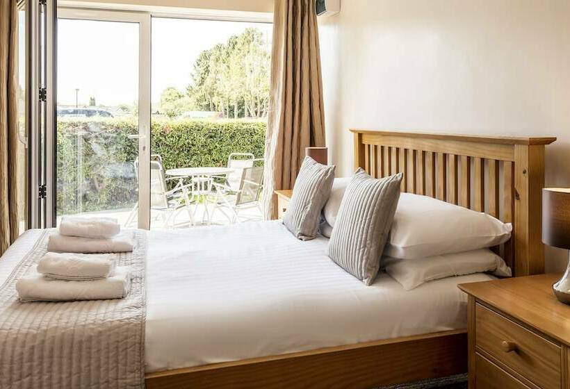 ホテル Roydon Marina Village