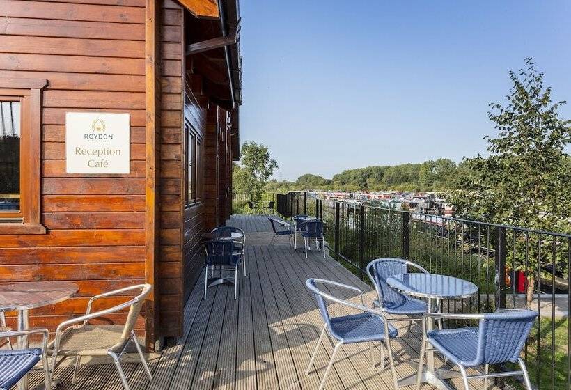 ホテル Roydon Marina Village