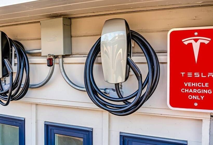 Redtail Suites ~ Entire Home ~ Sleeps 12 ~ Tesla Station