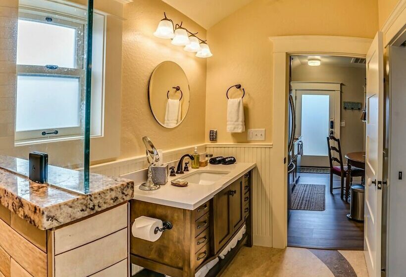 Redtail Suites~ Red  Mccall Suite~tesla Station