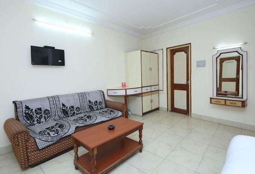 ホテル Raja By Oyo Rooms