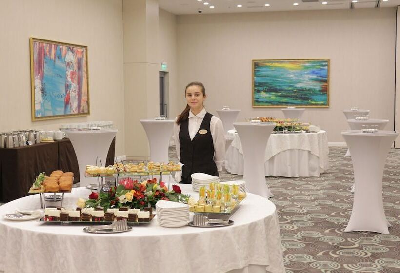 Отель Ramada By Wyndham Kazan City Center