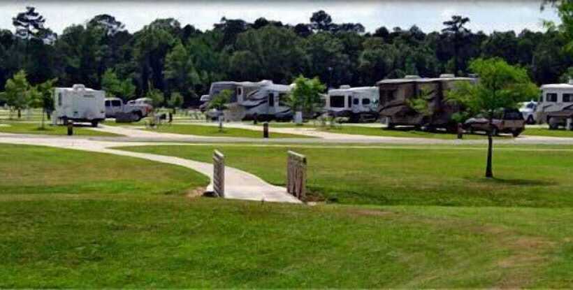 هتل Red Shoes Rv Park