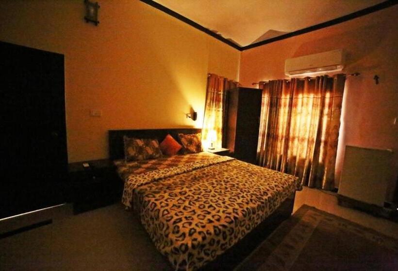 هتل Seasons Inn