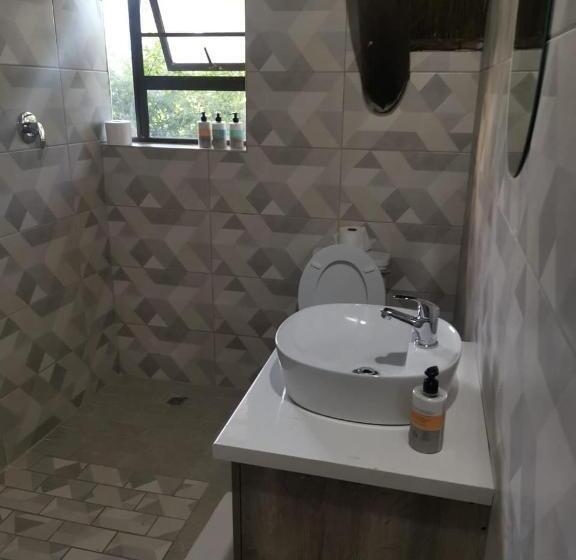 هتل The Thatch Hide