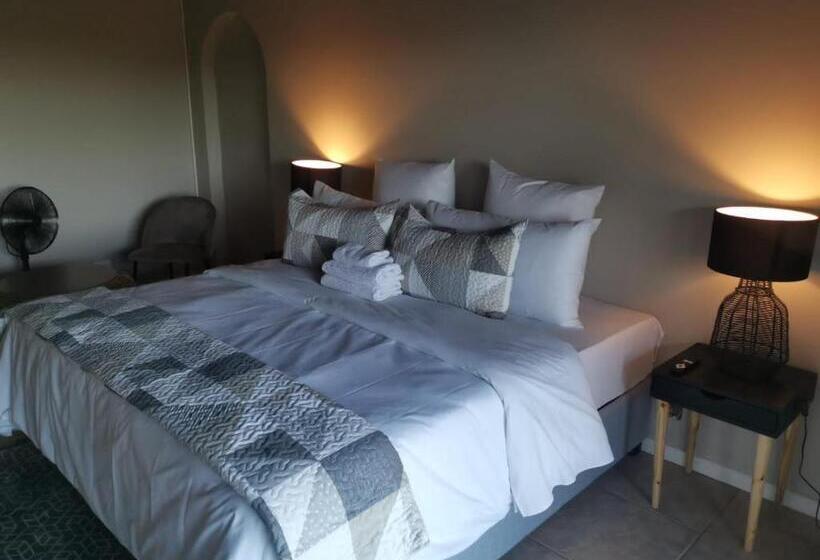 هتل The Thatch Hide