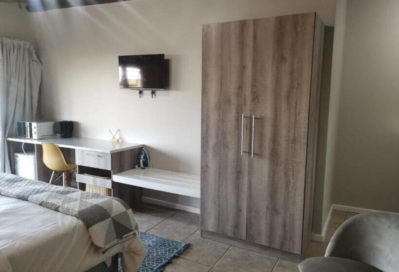 هتل The Thatch Hide