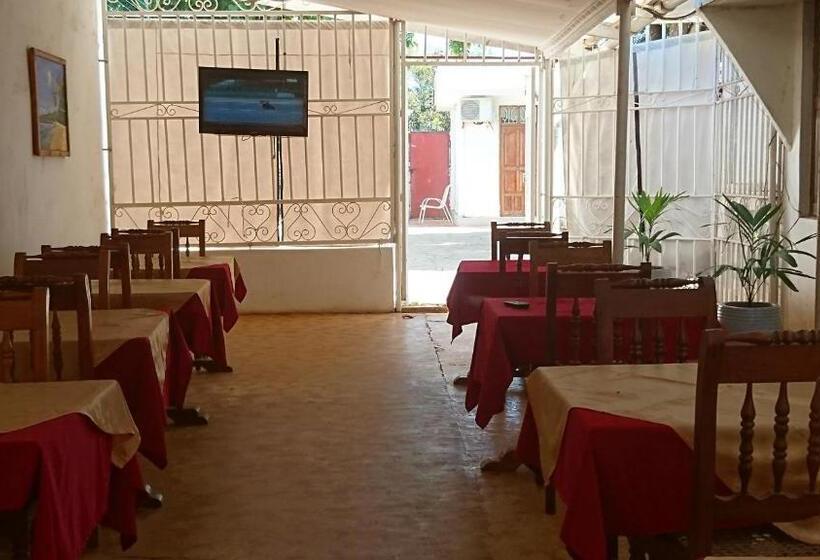 هاستل Chukwani Executive Inn