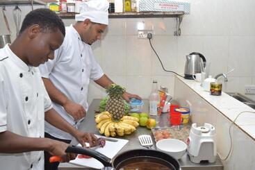 هاستل Chukwani Executive Inn
