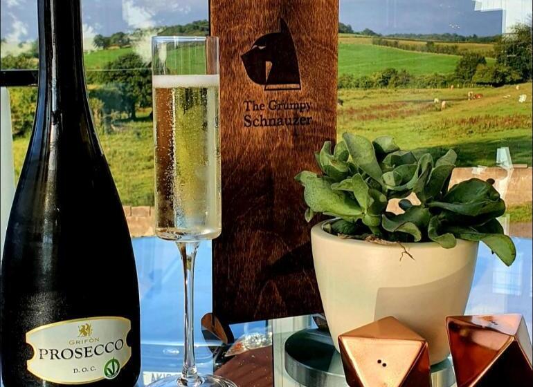 The Blue Horse Suite At The Grumpy Schnauzer B&b Private Hot Tub, Gym, Breakfast, Stunning!