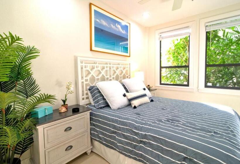 Tropical Beach Condo   Pool, Shops, 86 Tv, Wifi