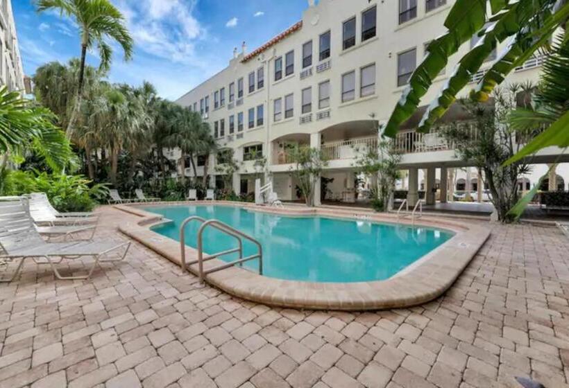 Tropical Beach Condo   Pool, Parking, 86 Tv, Wifi